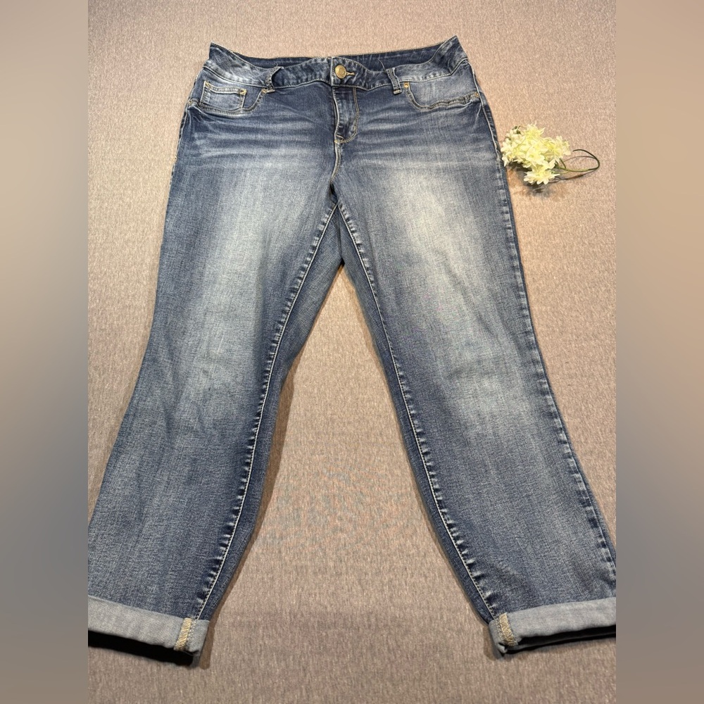 Maurices Blue Straight Leg Capri Capri Jeans with Natural Fading